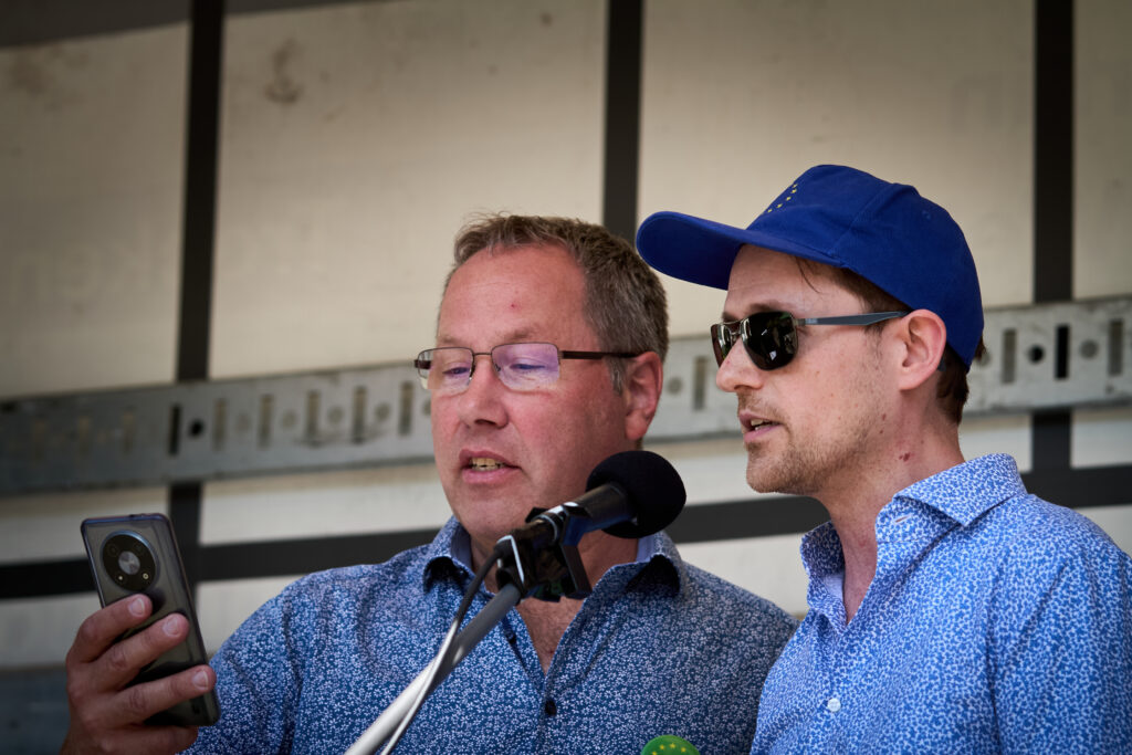 Ingo Hanrischmacher und Holger Stoltenberg-Lerche singen die Europahymne